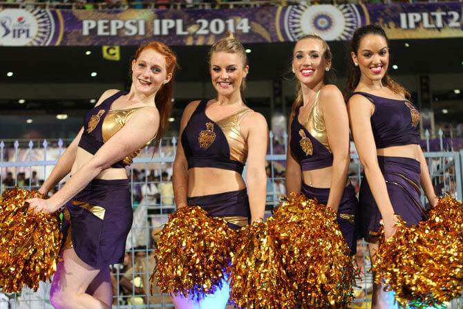 ipl-cheerleaders-how-much-do-they-earn-per-match-mumbai-mi-ipl-cheer-girls.jpg