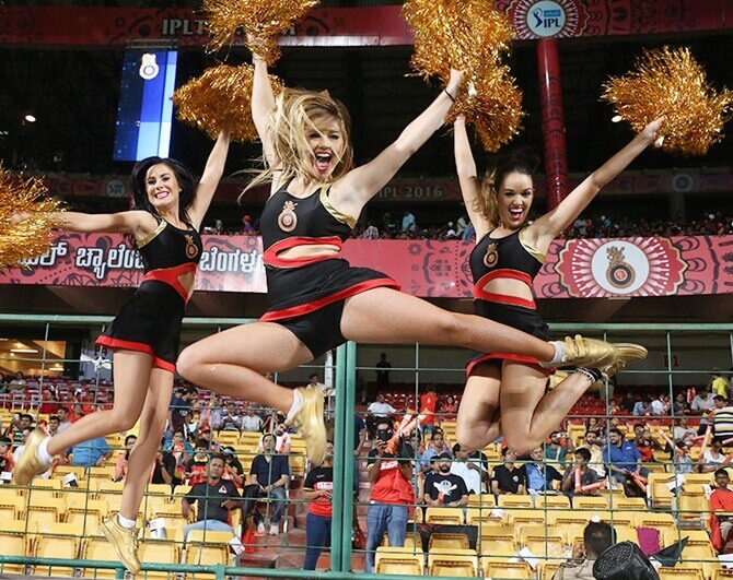 ipl-cheerleaders-how-much-do-they-earn-per-match-rcb-ipl-cheer-girls.JPG